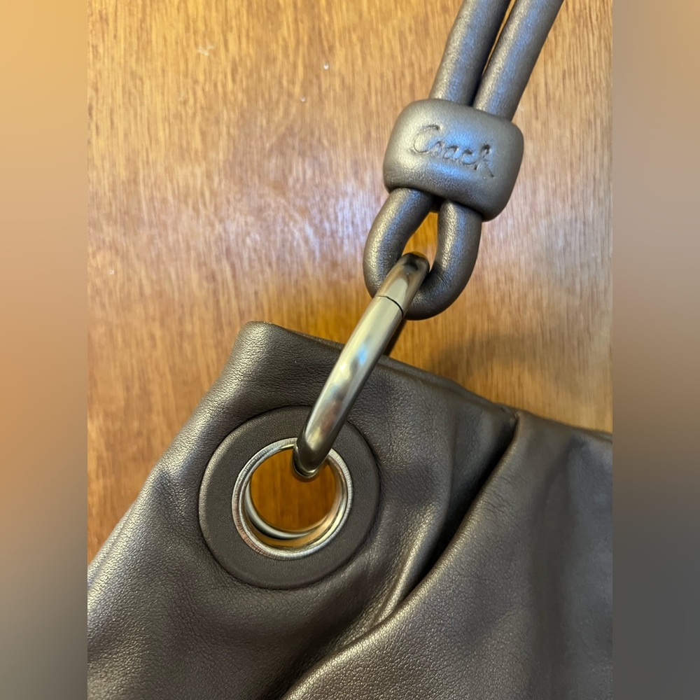 Gorgeous vintage Coach pewter “O” ring genuine leather shoulder bag - Picture 3 of 8